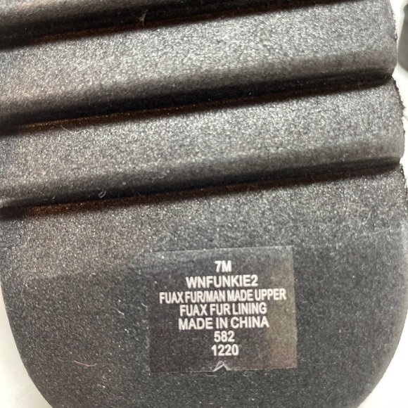 NINE WEST Women's Funkie2 Flat Faux Fur Black Sandals Size 7M - Picture 8 of 8